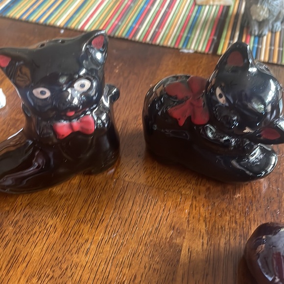 3 small kittens vintage made in Japan. 2 in a shoe and one being sweet - Picture 2 of 4